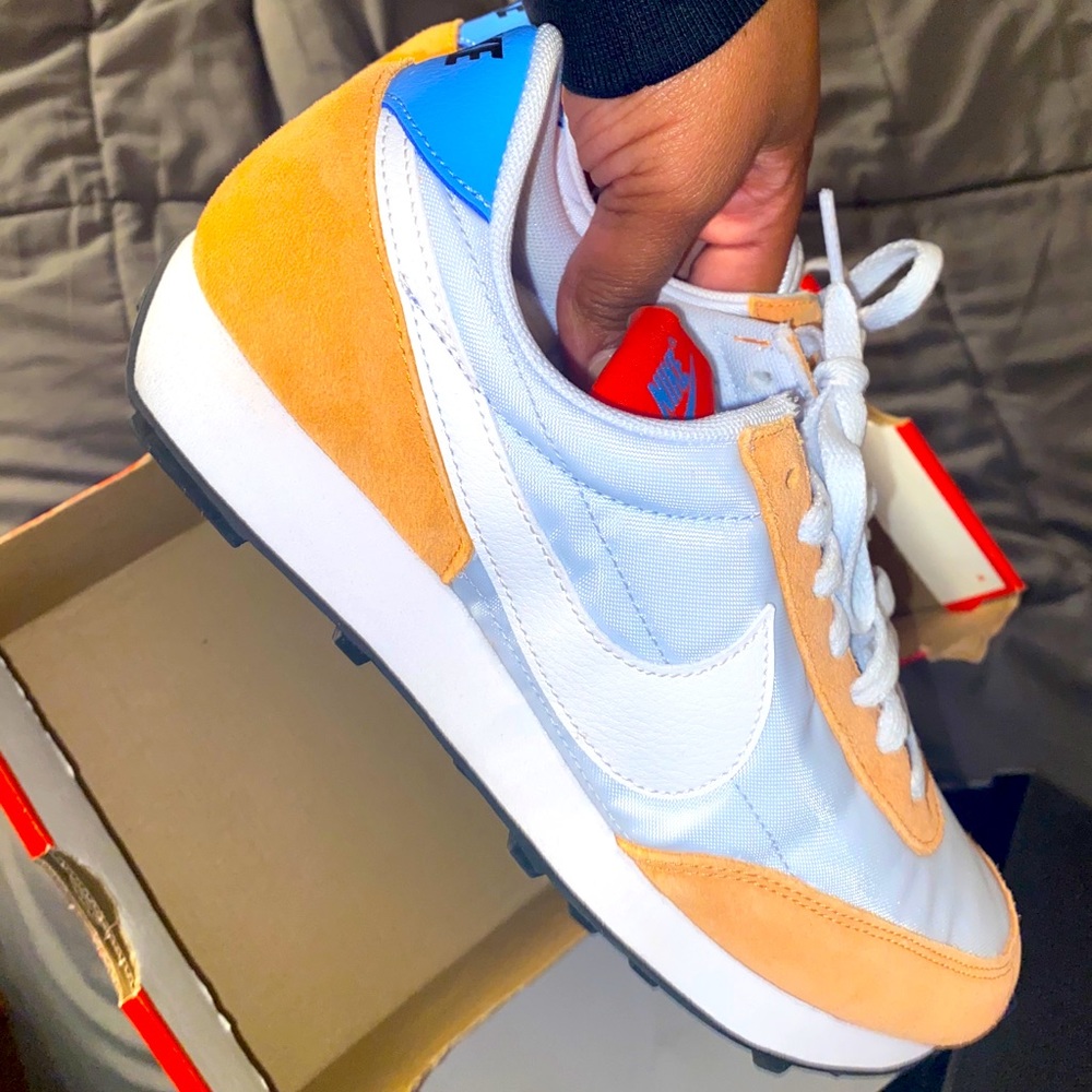 Women Nike day breaks